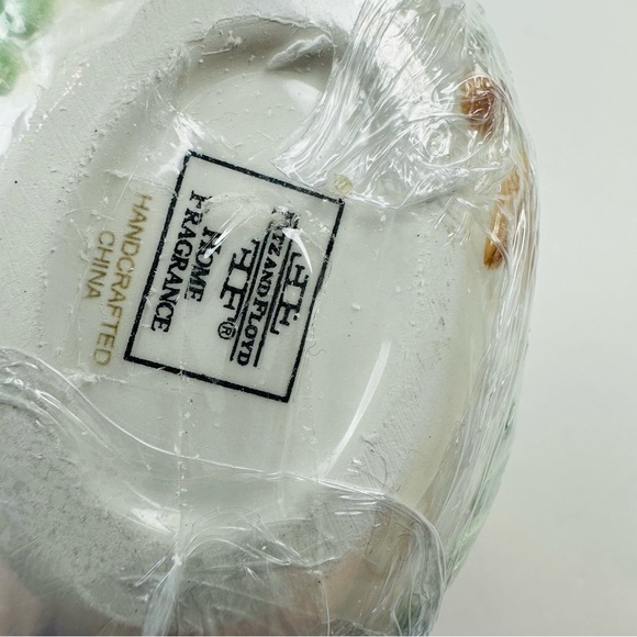 Fits and Floyd Floral Swan Filled Candle Cup - Picture 5 of 6